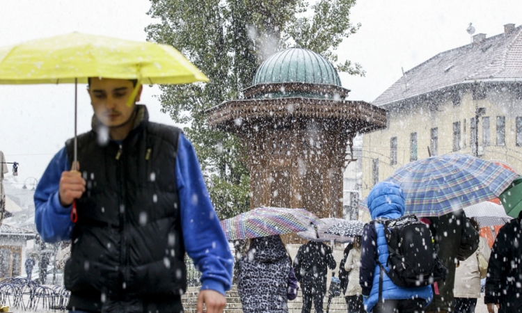Nevrijeme ostavilo hiljade kuća bez struje