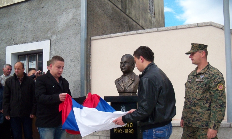 Otkrivena spomen bista Dušku Pujiću, borcu proteklog rata