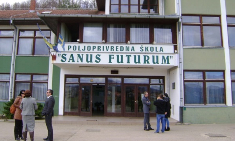 Upali u internat i pretukli učenike