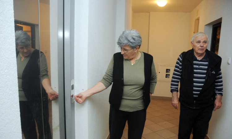 Pokvaren lift u zgradi za RVI