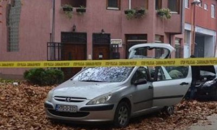 U eksploziji bombe oštećeni automobili
