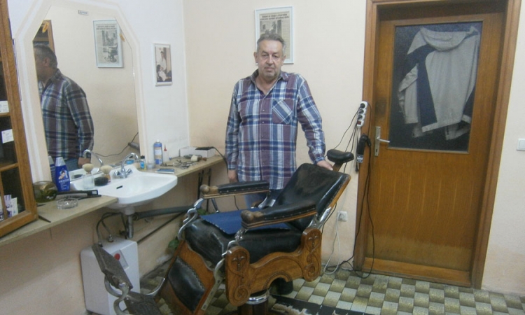 Šiša na stolicama starim 120 godina