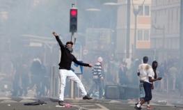 Suzavcem na demonstrante   