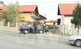 Vozač zaboravio da povuče ručnu, auto se zakucalo u ogradu