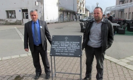 Radikali ostavili spomen-ploču na gradskom trgu
