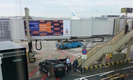 Šešelj ušao u avion za Beograd, holandski aerodrom pun policije