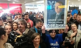Radikali na aerodromu čekaju Šešelja