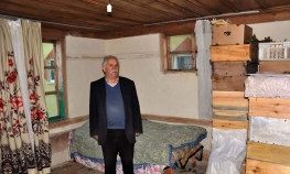 Pčele čuva u spavaćoj sobi kako bi ih zaštitio od medvjeda