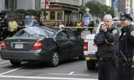 Perač prozora pao sa 11. sprata na automobil i preživio