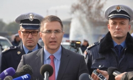 Stefanović: Ko je zatvorio mladića u gepeku?