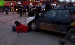 Automobilom uletio među demonstrante
