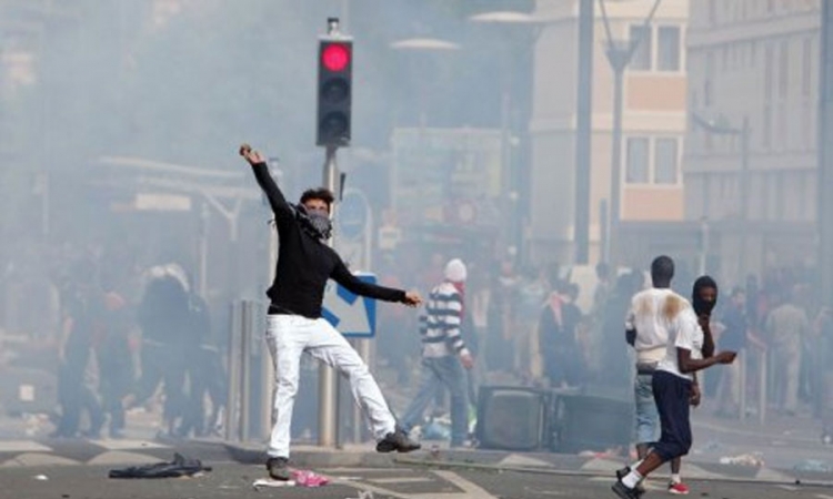 Suzavcem na demonstrante   