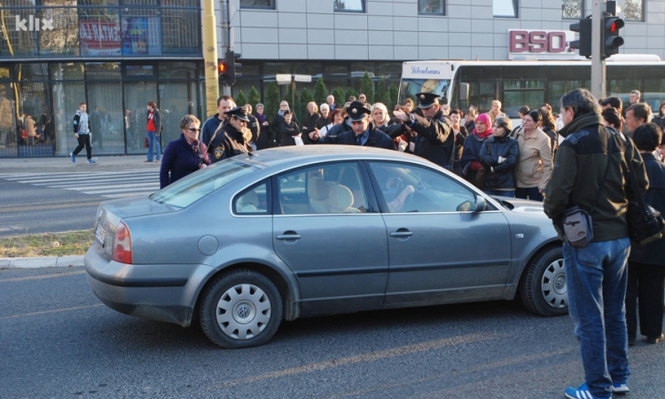 Nervozni Tuzlaci išli automobilima na radnike "Aide"