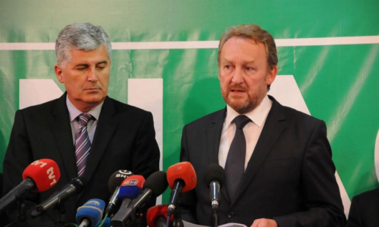 Za pregovaračkim stolom delegacije SDA i HDZ-a
