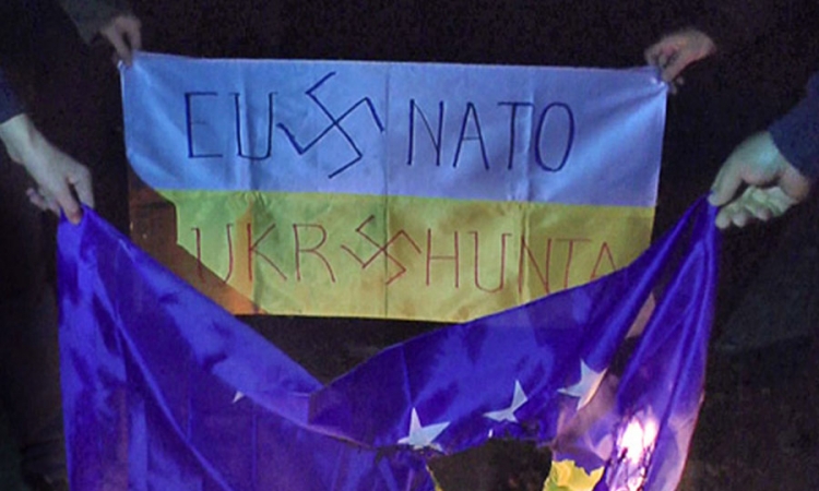Zločin u Odesi obilježen paljenjem zastava u Kosovskoj Mitrovici