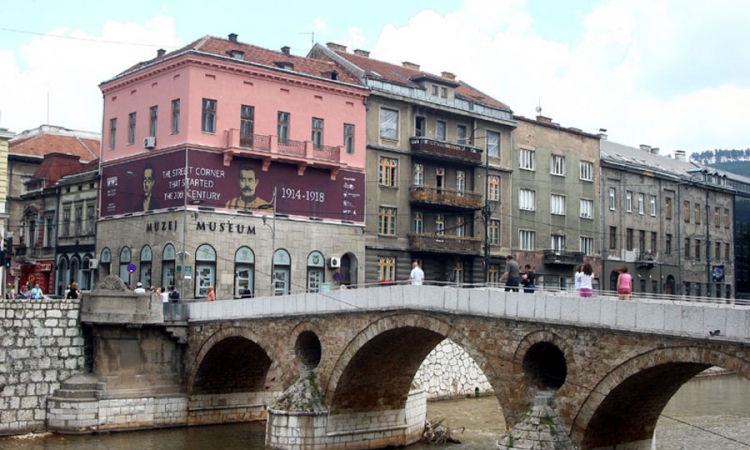 Pod zaštitom Muzej Mlade Bosne i zgrada kina Apolo