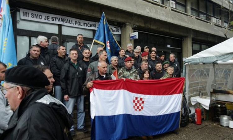 Veterani mašu ustaškim zastavama u sred Zagreba