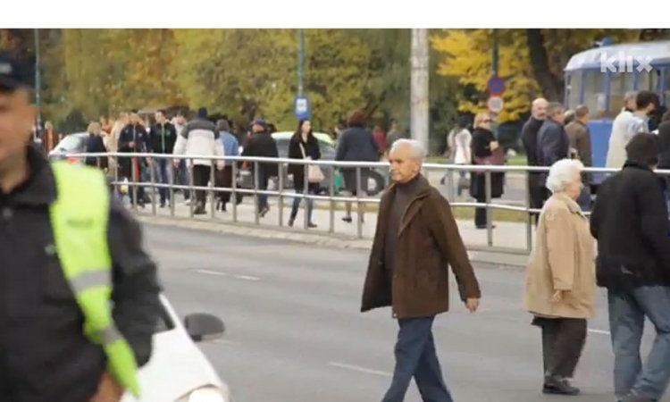 Pogledajte kako policajac u Sarajevu ignoriše kršenje zakona