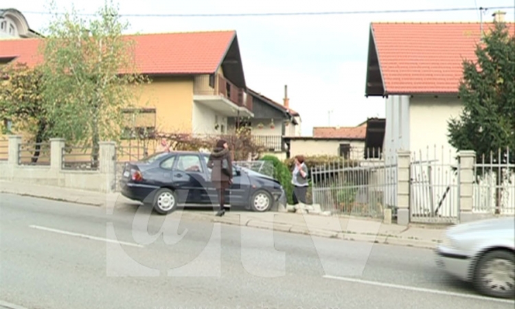 Vozač zaboravio da povuče ručnu, auto se zakucalo u ogradu