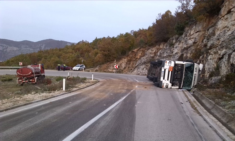 Prevrnula se cisterna puna bitumena