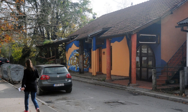 Mladić izboden u tuči ispred kafića