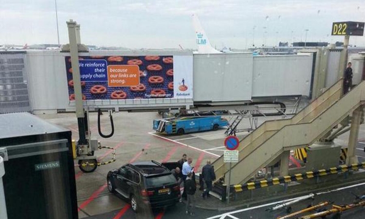 Šešelj ušao u avion za Beograd, holandski aerodrom pun policije