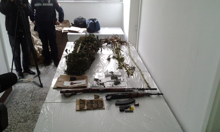 Zaplijenjeno 12 kg marihuane i oružje