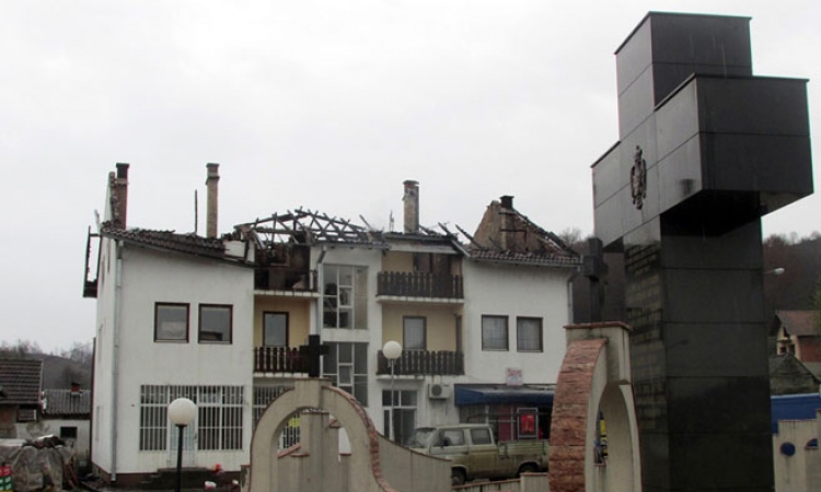 Izgorjela boračka zgrada u Bratuncu