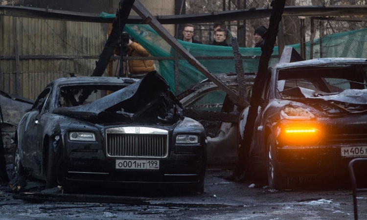 Izgorjelo 12 skupocjenih automobila