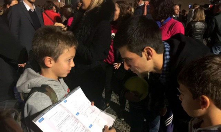 Đoković šetao za mališane