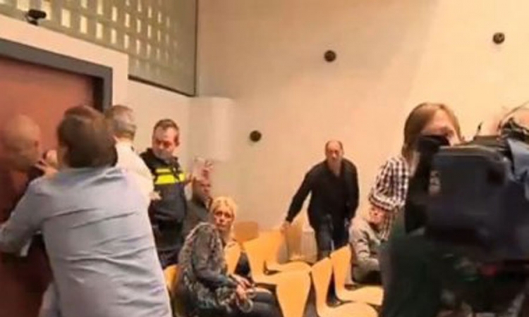 Dramatičan video: Otac stolicom gađa sudiju dok izriče blagu kaznu ubici njegove kćerkice