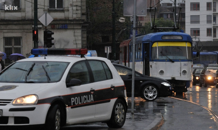 Pijani mladići isjekli putnike