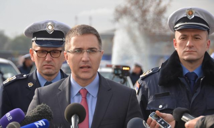 Stefanović: Ko je zatvorio mladića u gepeku?