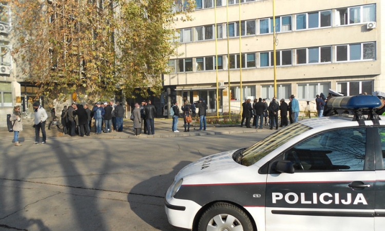 Radnici se zaključali u zgradu Skupštine TK