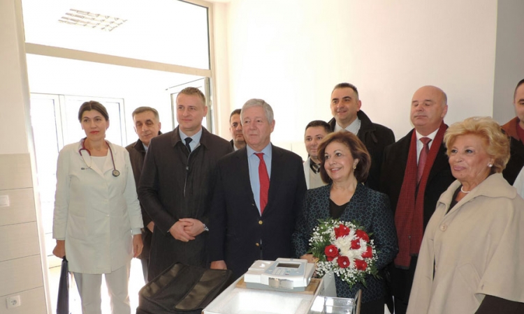 Karađorđevići uručili pomoć Šamčanima