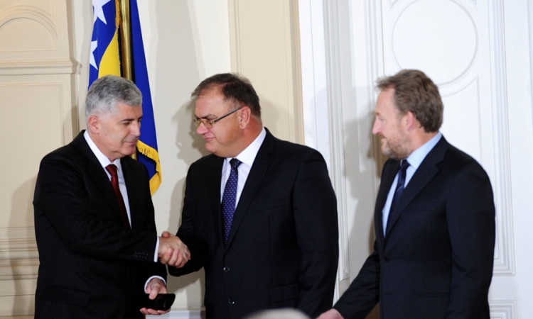 Zakon o spoljnim poslovima u ladici osam godina