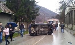 Automobil završio "na boku" u Zenici, oštećena još dva automobila