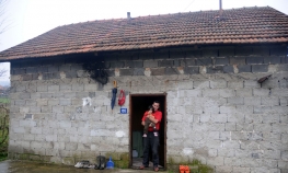 Žele samo sobicu sa  kupatilom