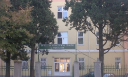 Napali učenike u školskom dvorištu
