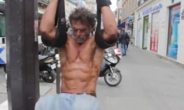 Ovom beskućniku je cijeli Pariz teretana
