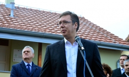Nikolić i Vučić uručili ključeve 39 novih kuća u Obrenovcu
