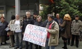 Protest radnika Feroelektra ispred zgrade Vlade FBiH