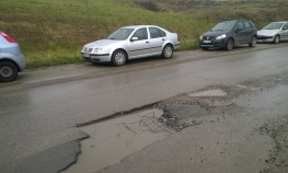 Armatura "vreba" iz asfalta u Ulici Dvanaest beba