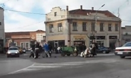 Pogledajte kako su prolaznici pretukli zlostavljača konja u Jagodini