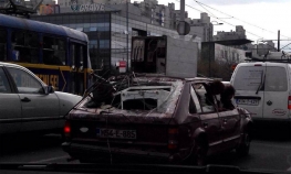 Romska porodica se prevozi u raspadnutom automobilu