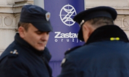 Policija na prilazima i u krugu preduzeća "Zastava oružje"