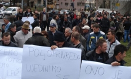 Podsticaji ili doček Nove godine pred zgradom federalne Vlade
