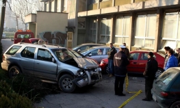 Terencem sletio s puta i povrijedio ženu u parkiranom vozilu