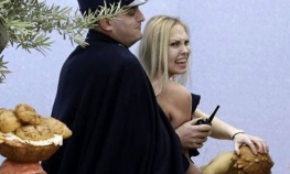 Aktivistkinja Femena otkrila grudi na Trgu Sv. Petra
