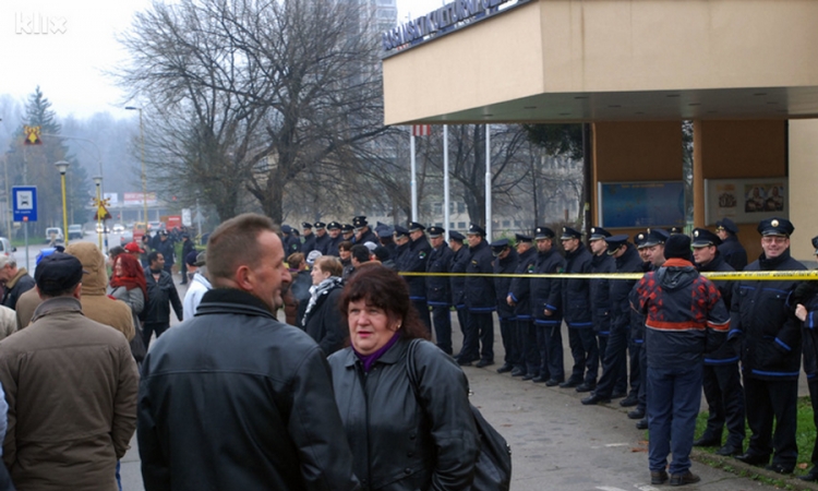 Radnici se okupljaju, poslanici zasjedaju